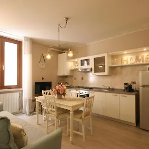 Violetta Maison, Elegante E Romantica A Salo' , Saló Italien